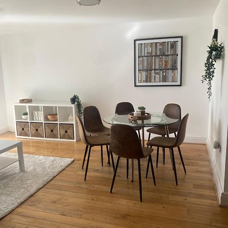 2 Bedroom Flat In Riverside West London Eksteriør billede