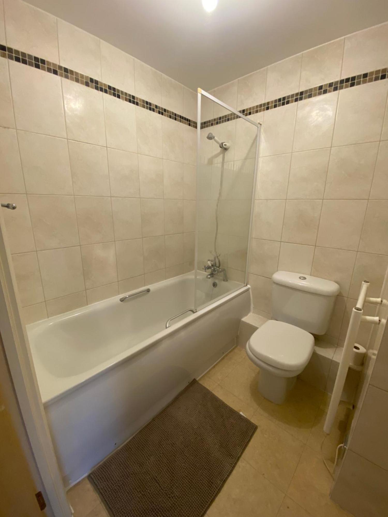 2 Bedroom Flat In Riverside West London Eksteriør billede